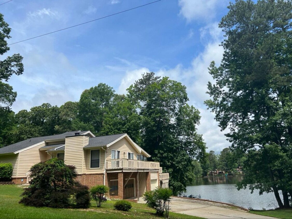 Foto principal - Stunning 4 bedroom 3 bath Lake house with ...