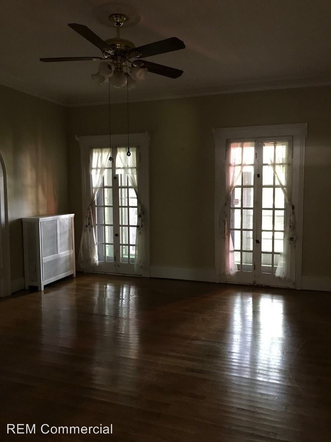 Building Photo - 3 br, 2 bath Apartment - 220 4th Street NE