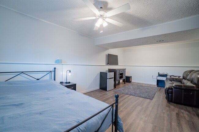Foto del edificio - 7921 McGuire Dr