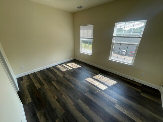 Building Photo - 1610 W Circle Dr