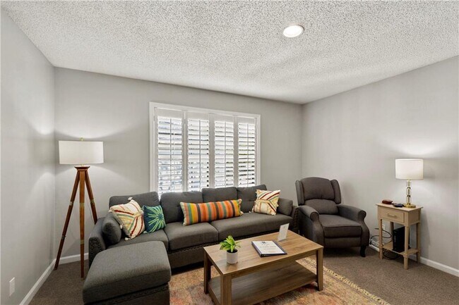 Building Photo - 402 W Island Square Dr