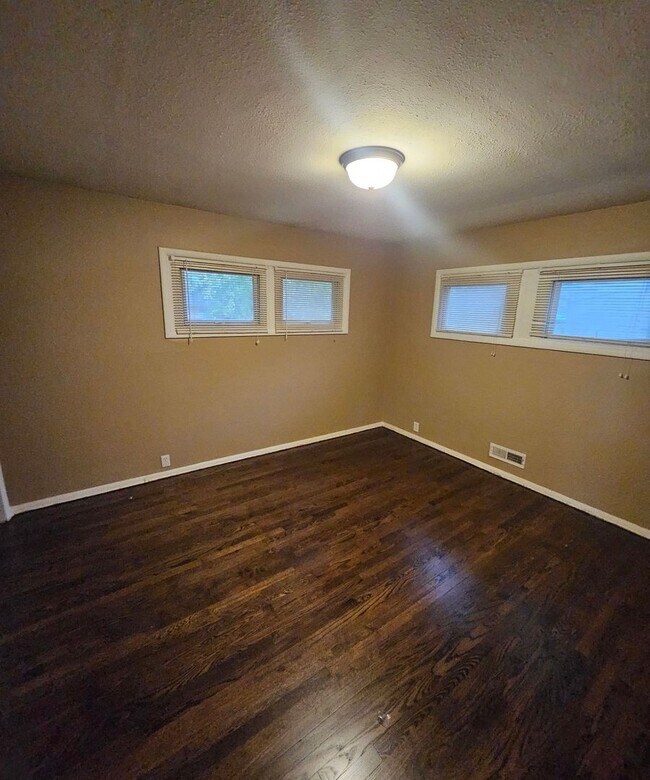 Building Photo - 3-bedroom, 1-bathroom home located in the ...