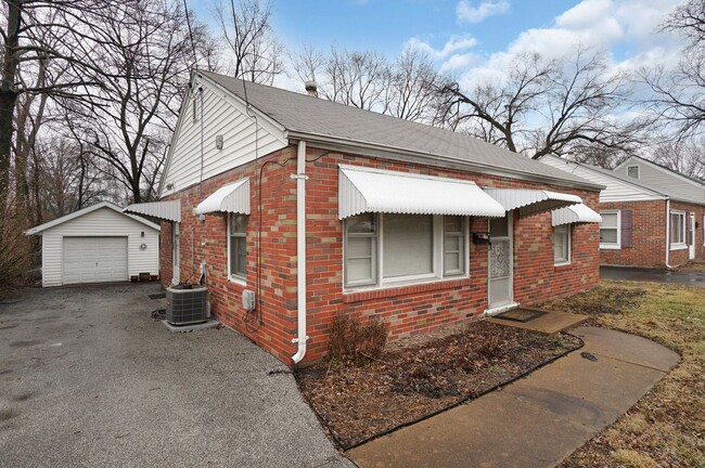 Building Photo - 1045 N New Florissant Rd