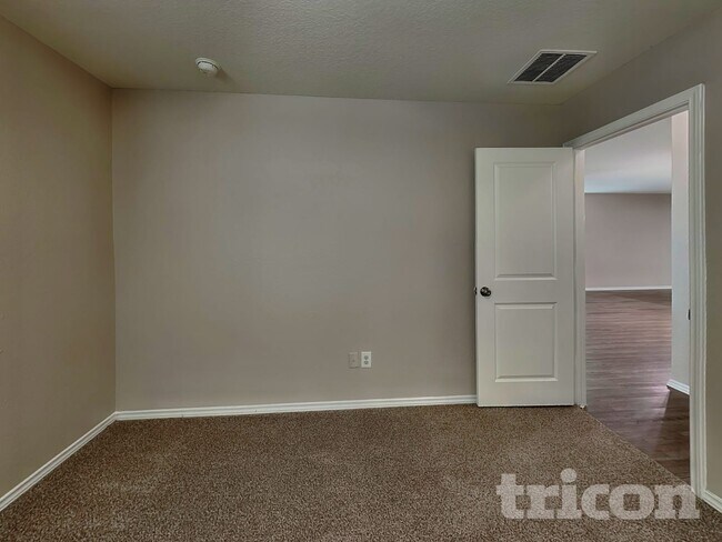 Foto del edificio - 5118 Everett Loop