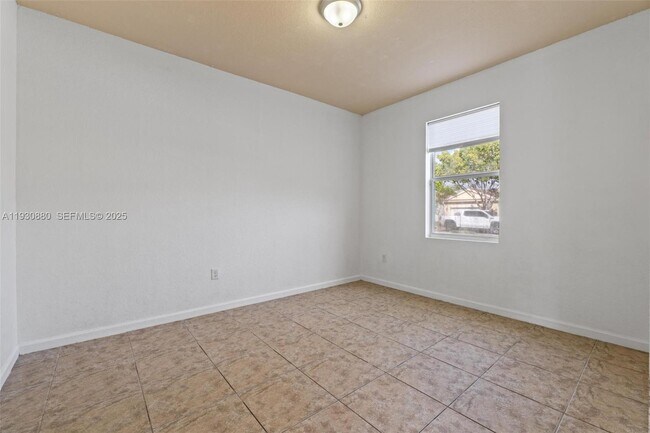 Foto del edificio - 3448 NE 1st St