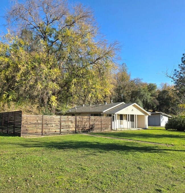 Foto del edificio - CHARMING 2 BEDROOM ON ACREAGE