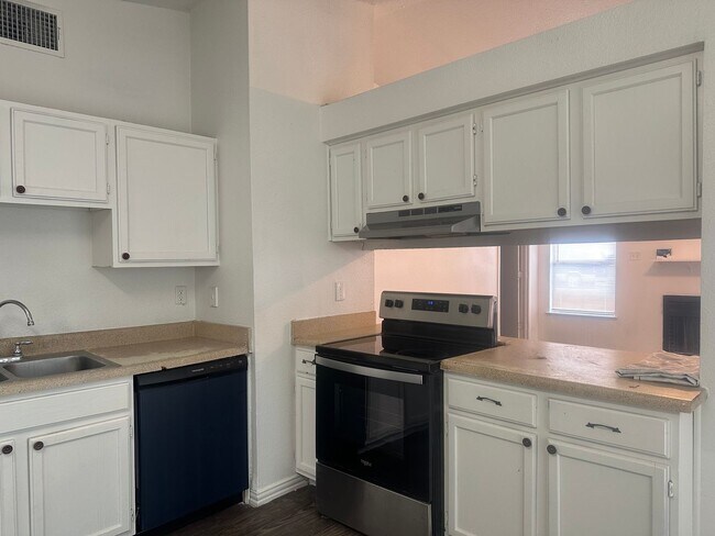 Building Photo - AVAILABLE NOW ; APPLY TODAY ON OUR WEBSITE!!!