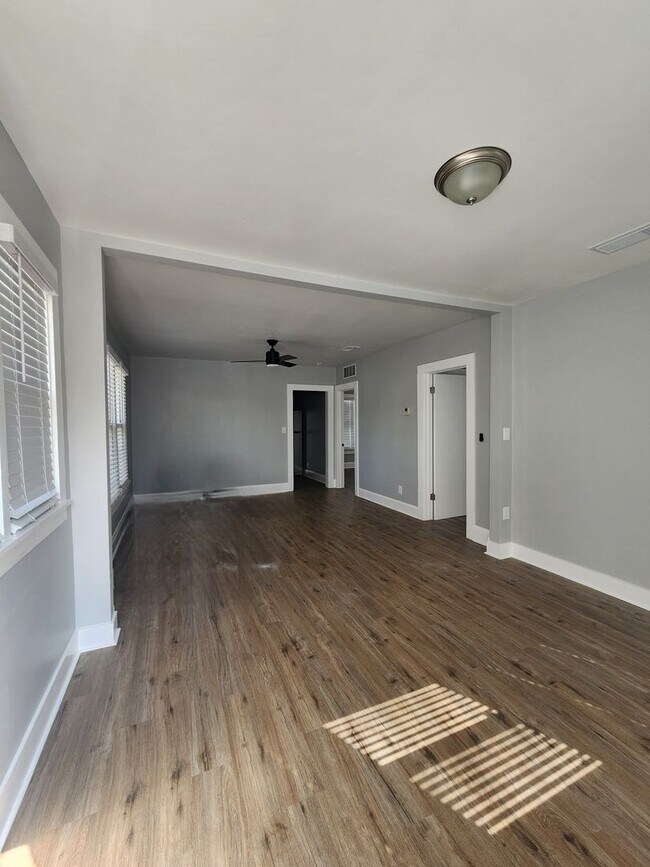 Foto del edificio - **UNDER NEW MANAGEMENT **   Renovated 2 Be...