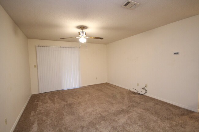 Foto del edificio - Second-Floor 2 Bedroom Home Near Patricia ...