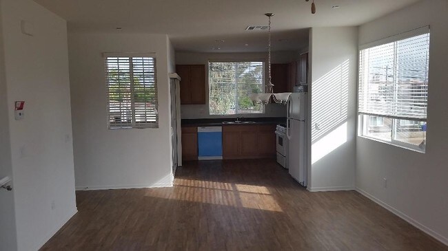 Foto del edificio - South Bay Urban Townhomes