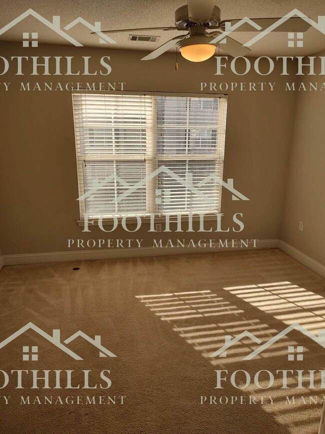 Building Photo - 213 Lookover Dr