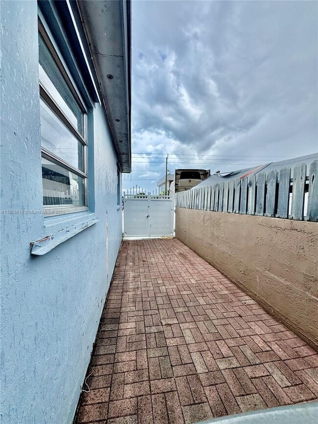 Building Photo - 734 E 41st St