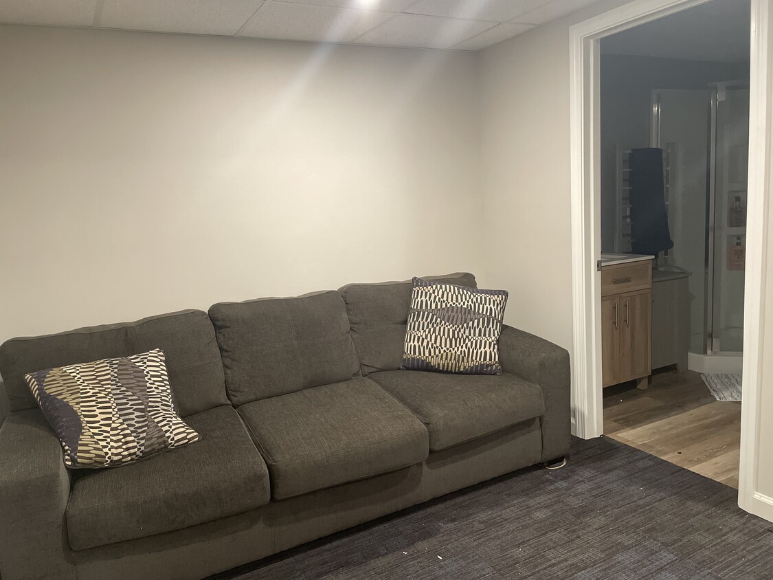 Sitting area 1 - 303 Skinner Ln