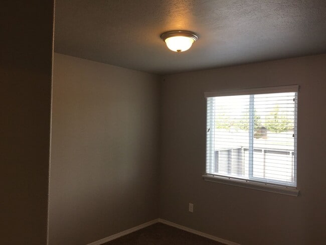 Building Photo - 2 Bedroom 1 Bath Cottage in SW Redmond