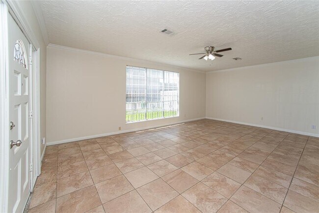 Spacious living room with lots of light - 6905 Palestine St