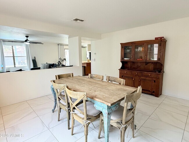 Foto del edificio - 3033 E Santa Rosa Dr