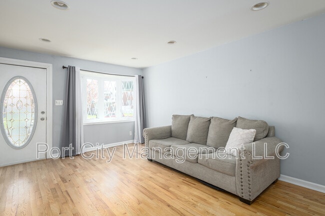 Building Photo - 744 Aldworth Rd