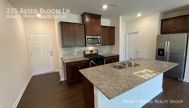 Foto del edificio - 235 Aster Bloom Ln