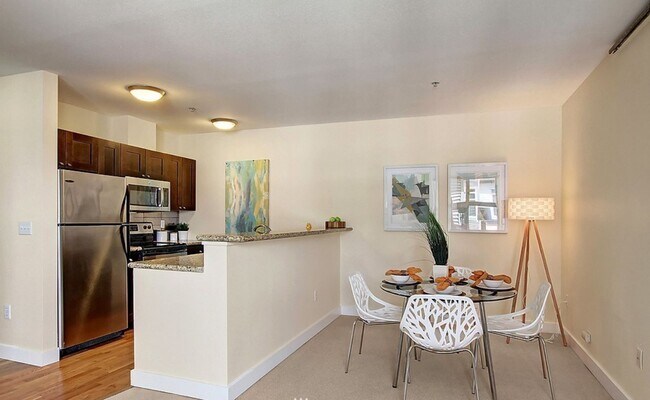 Foto del edificio - MOVE IN SPECIAL! One month off - Move in by 1/1/26 - TOP FLOOR UNIT, 1bd/1ba available now- 1 Par...