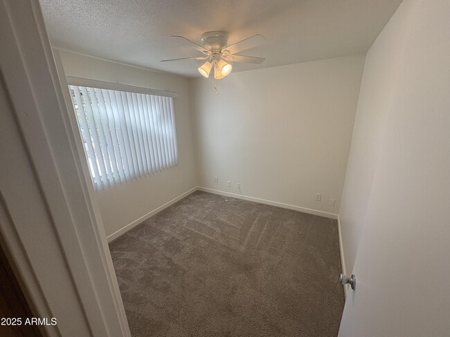 Building Photo - 1538 E Palmdale Dr