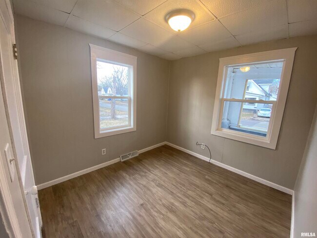 Building Photo - 910 W McClure Ave
