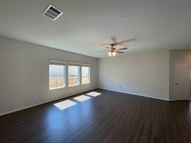 Foto del edificio - 256 Crystal Brook Dr