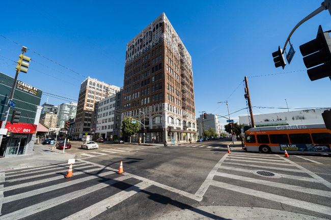 Building Photo - 315 E 8th St