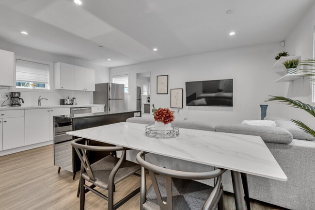 Photo du bâtiment - 443 E 55th Ave