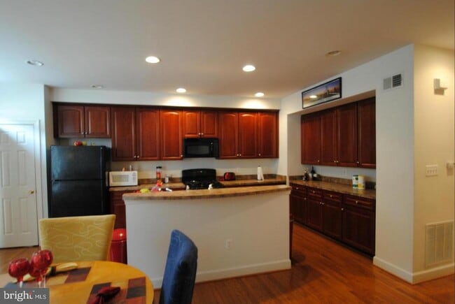 Building Photo - 724 Vestal St