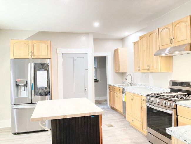 Spacious kitchen - 33 -35 Federal Street