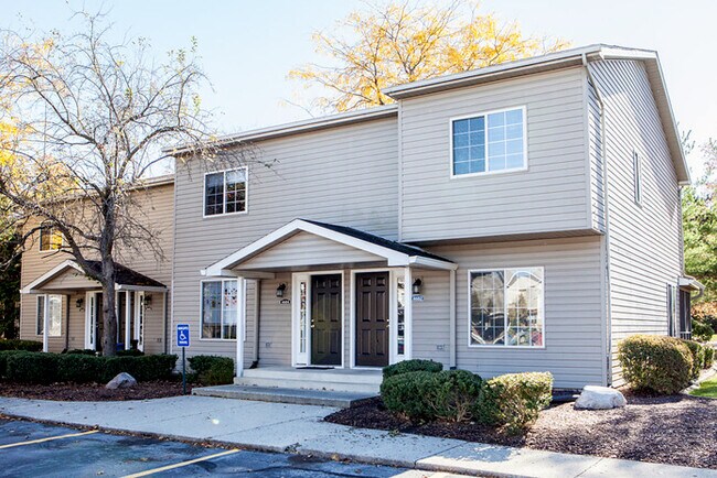 Entrada a la casa adosada - Eagle Landing Apartment Homes