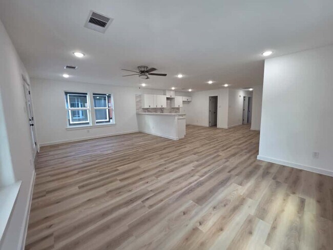 Foto del edificio - 8406 De Priest St