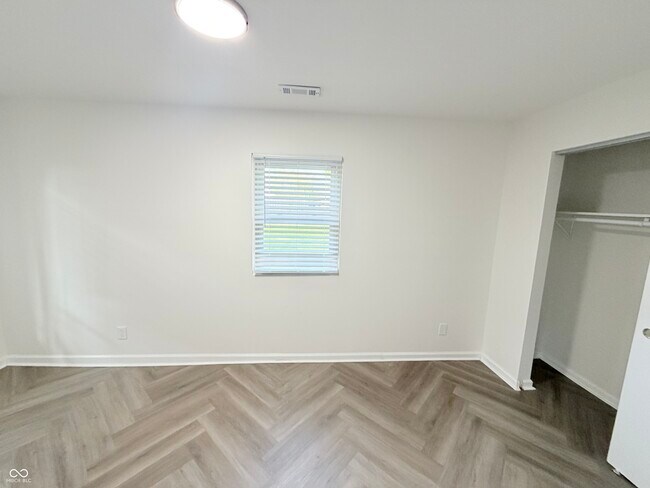 Foto del edificio - 11230 N College Ave