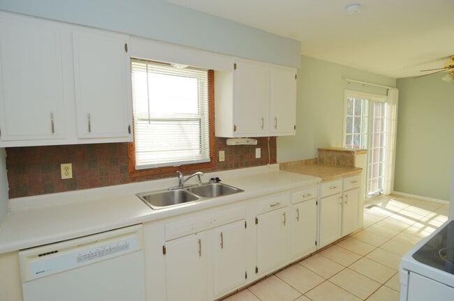 Foto del edificio - Huge 4 Bed 2 Bath Single Family Home! Rent Special - $500 off 1 months rent!