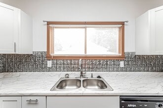 Building Photo - 118 E Pine St