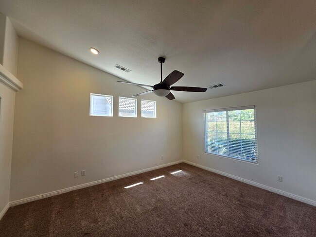 Foto del edificio - 4 bedroom 2 bathroom in NW Visalia!