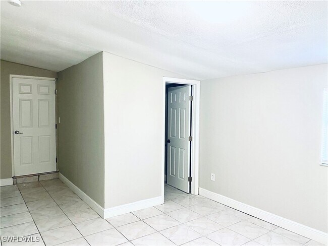Building Photo - 441 Sharon Cir