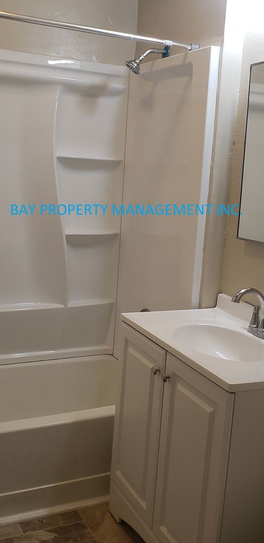 Building Photo - Updated 2 bedroom house on large lot in So...