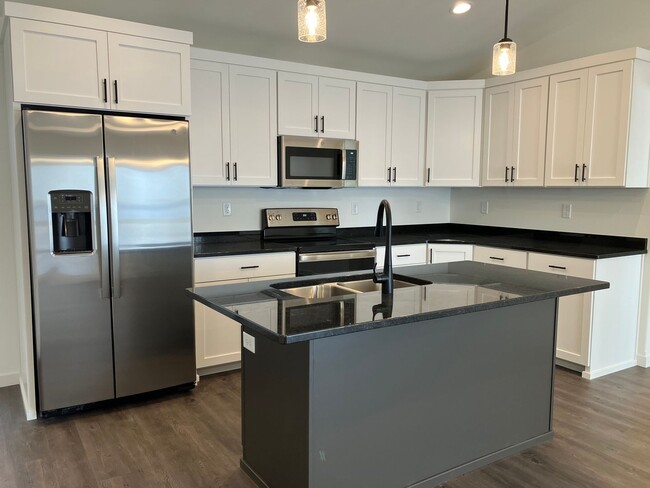 Building Photo - New 4 Bedroom/3 Bathroom Twin Home