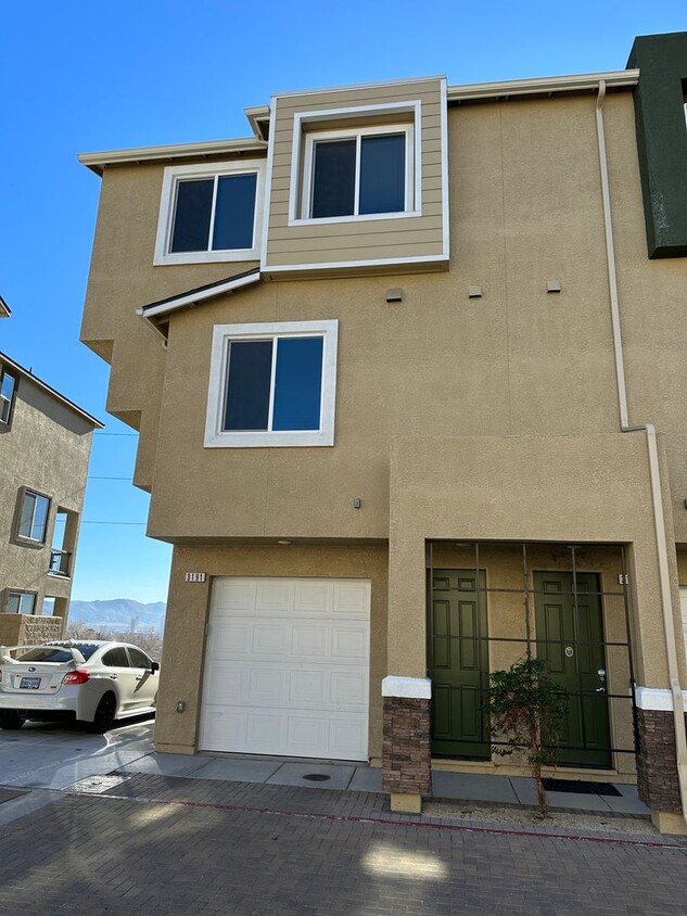 Primary Photo - Fully Furnished beautiful 3-bedroom, 2.5-b...