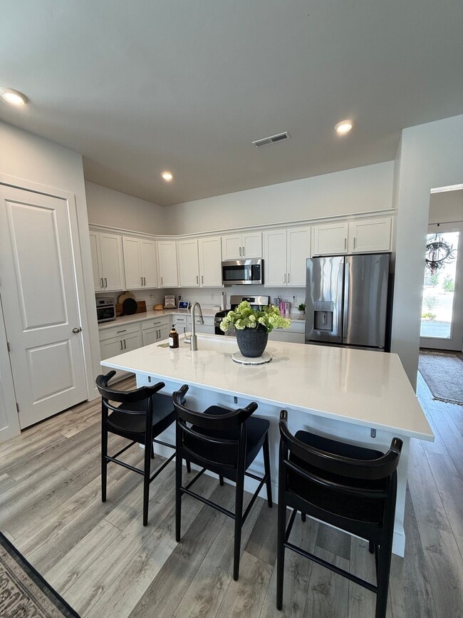 Building Photo - 675 W Cyn Pne Dr