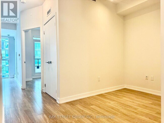 Photo du bâtiment - 4055 Parkside Village Dr