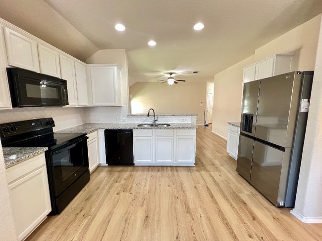 Building Photo - 500 Saddlehorn Way