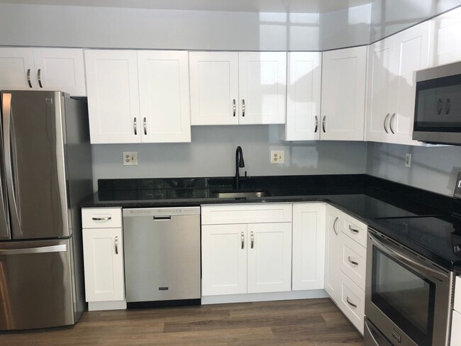 Building Photo - Updated Townhome Close to METRO