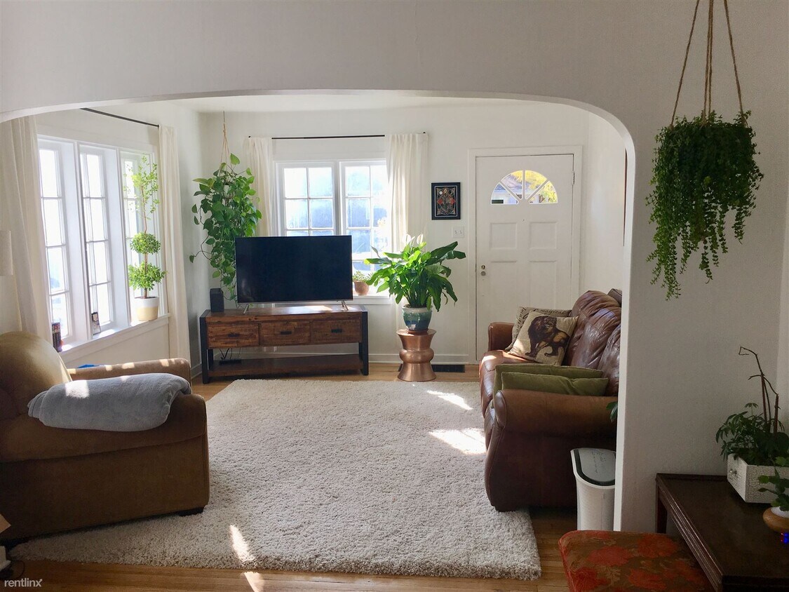Primary Photo - 2 br, 1 bath Duplex - 725 E Logan Ave
