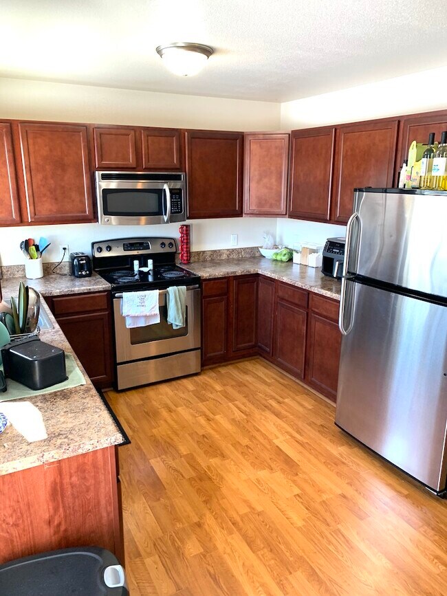 Large kitchen - 1403 State St