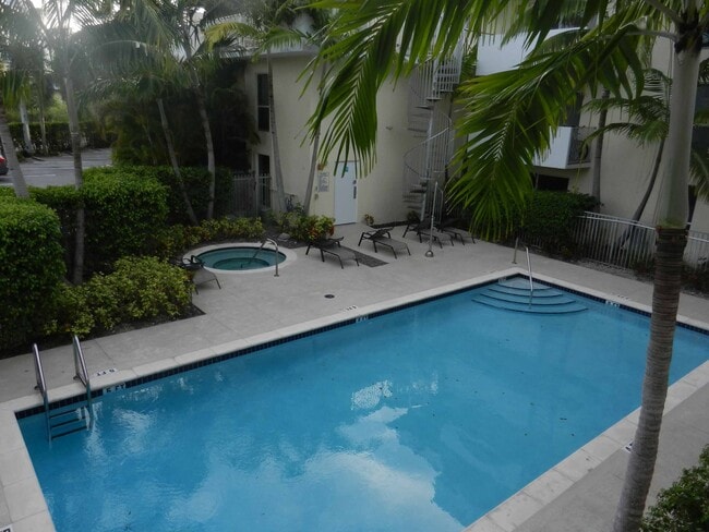 Piscina y solárium - 8950 SW 69th Ct