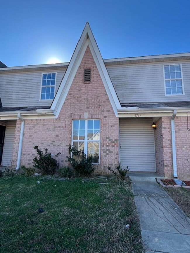 Renovated 3 Bedroom 2 Bath Townhouse for Rent! - Renovated 3 Bedroom 2 Bath Townhouse for Rent!