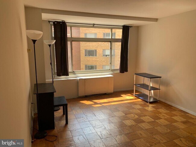 Foto del edificio - 2401 H St NW