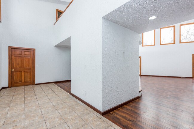 Building Photo - 39025 N Holdridge Ave
